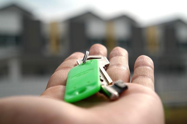 Man holding property keys on his hand